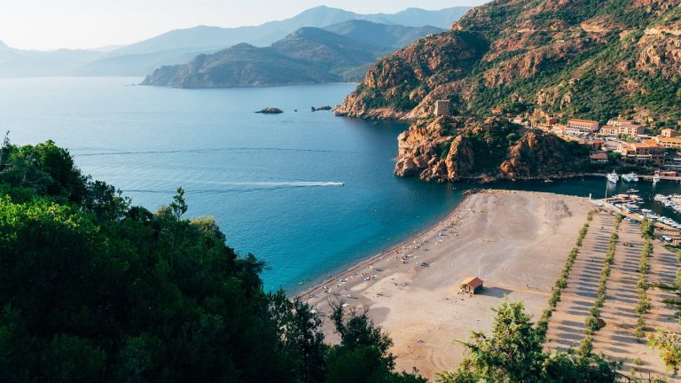 Pourquoi opter pour le camping lors de vos vacances en Corse du Sud ?