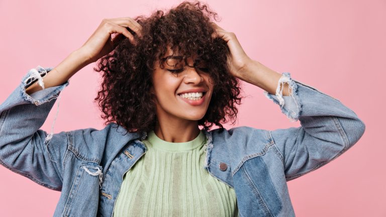 Comment hydrater ses cheveux bouclés sans les alourdir ?